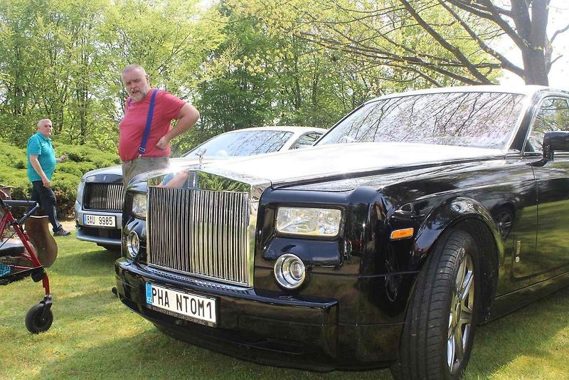 Luxusní vozy se v sobotu 4. května sjely na zámek do Lnář. Převládala auta značky Rolls-Royce.