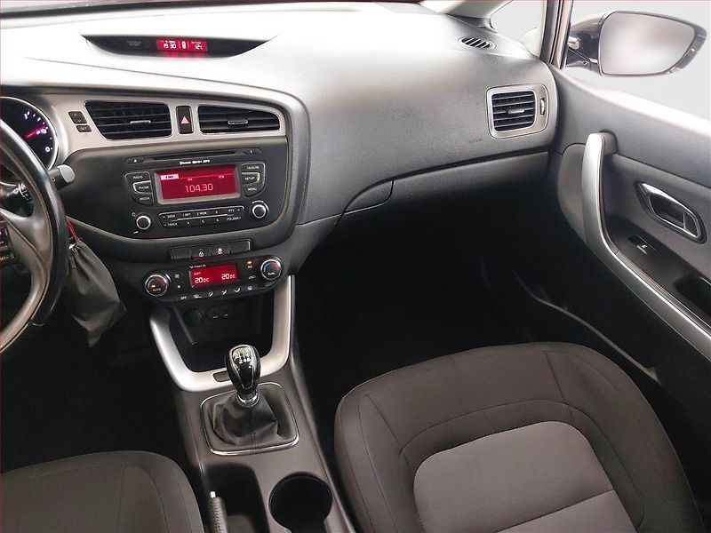 Kia Ceed (2012) 1.6 GDI, Navi, Xenony - fotka 8 z 17