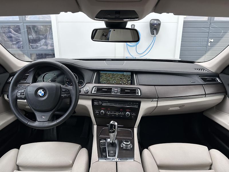 BMW Řada 7 730d  - fotka 6 z 24