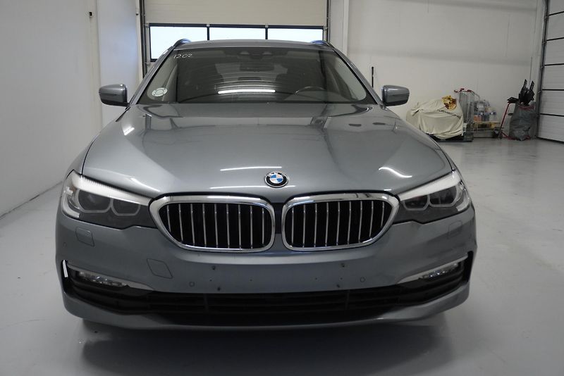 BMW Řada 5 (2018) 520D TOURING STEPTRONIC - fotka 2 z 27