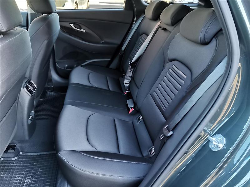 Hyundai i30 1,6 T-GDI WG DCT STYLE SAFETY - fotka 8 z 17
