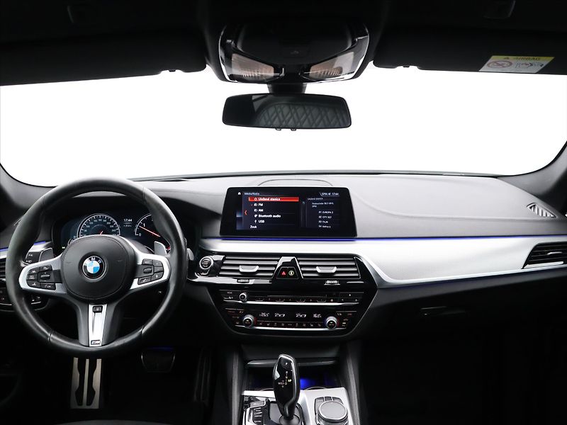 BMW Řada 5 3,0 530d 195kW xDrive CZ - fotka 30 z 37