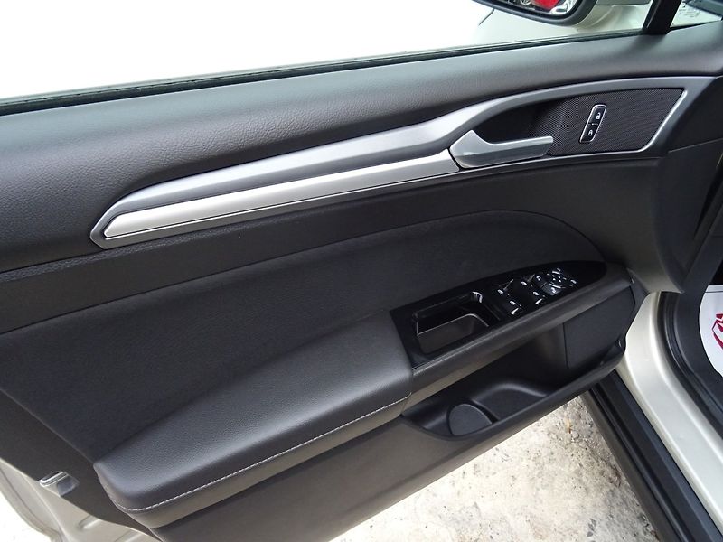 Ford Mondeo (2015) 1.6TDCi,85kW,e.serv.k,navi - fotka 17 z 24