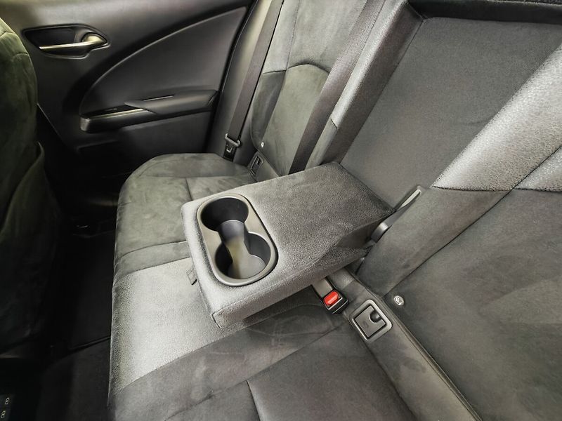 Lexus UX 300h Business TECH - fotka 23 z 36