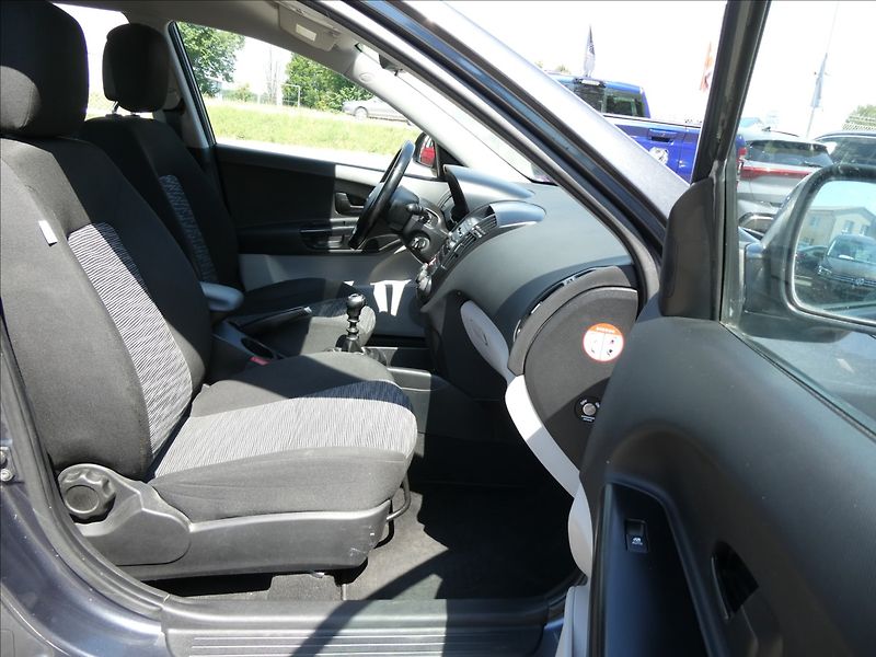 Kia Ceed 1,4 i 80kW klima, 1.majitel - fotka 17 z 32
