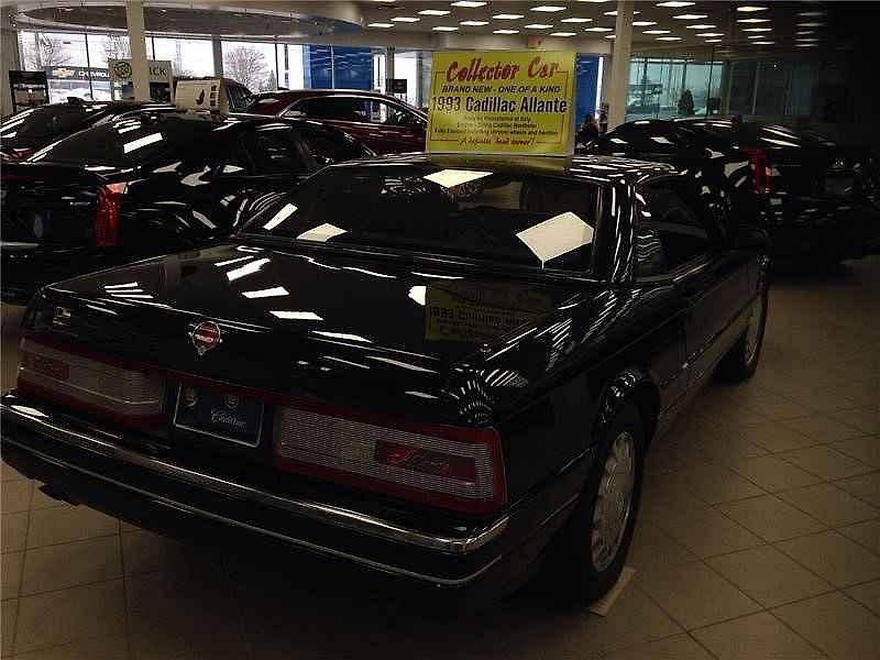 Nikdy nejetý Cadillac Allante z roku 1993.