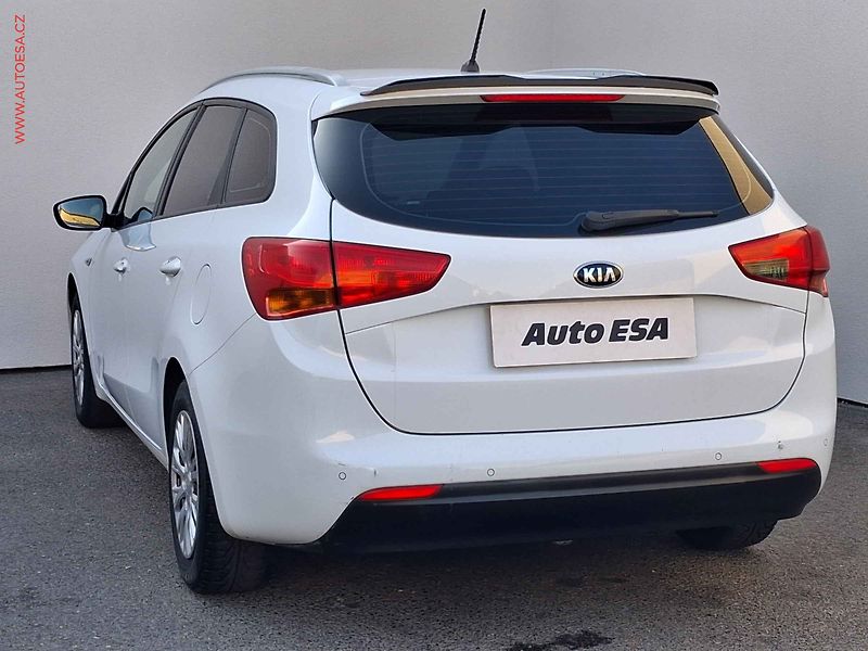 Kia Ceed (2017) 1.4 CVVT, ČR, LED, park.čidla - fotka 6 z 17