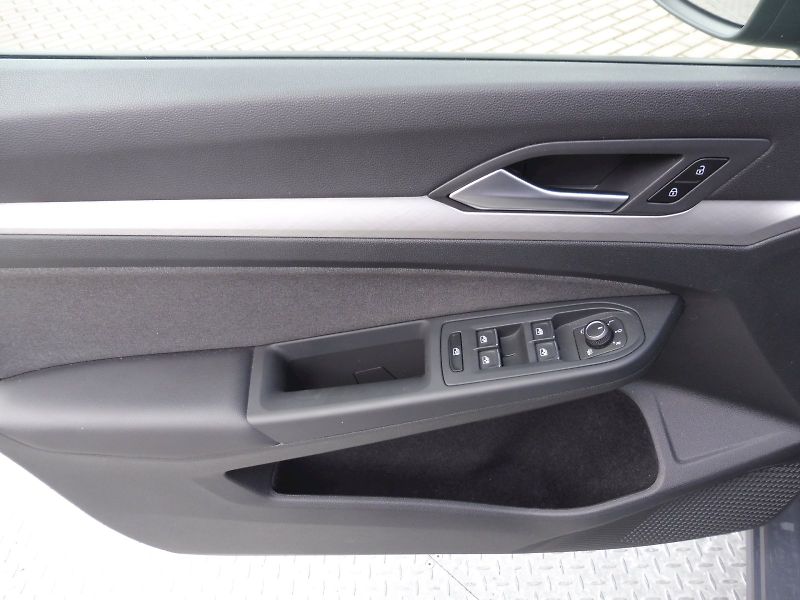 Volkswagen Golf (2025) People 1,5 TSI 85kW - fotka 17 z 26