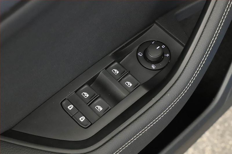 Škoda Superb (2022) Style iV 1.4 TSI PHEV - fotka 16 z 19