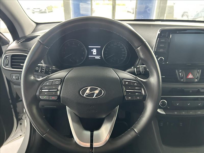 Hyundai i30 1,0   TGDI 88kW,FASTBACK,ČR,1. - fotka 10 z 22
