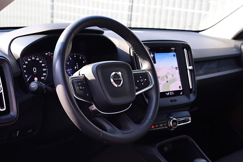 Volvo XC40 T2 Essential Kam LED DAB - fotka 7 z 18