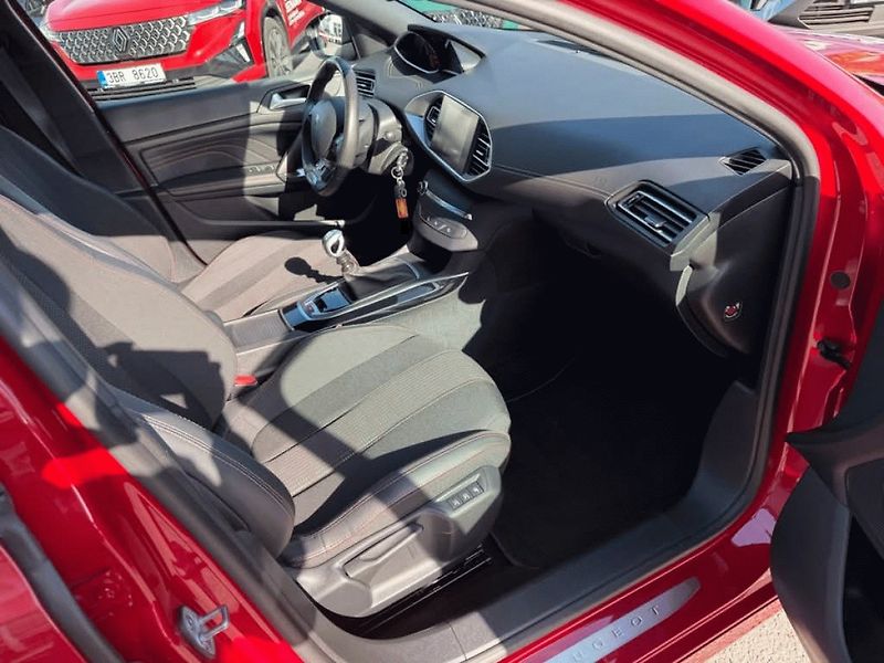 Peugeot 308 (2019) SW GT LINE 1,2 130K - fotka 27 z 45