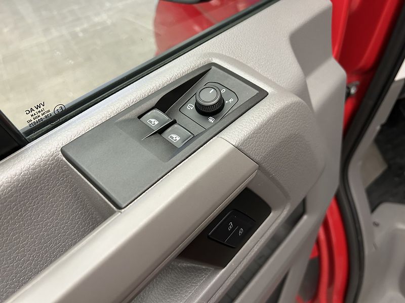 Volkswagen Crafter 2.0 TDI L3H2 - fotka 6 z 25
