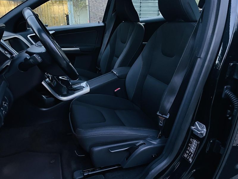 Volvo XC60 2.0D 5VÁLEC AUT TAŽNÉ VÝHŘEV - fotka 29 z 43