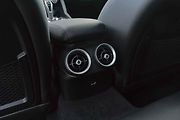 Své výdechy ventilace cestující vzadu mají, nastavování klimatizace nikoliv.