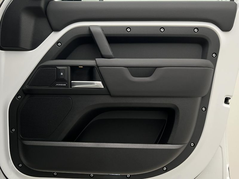 Land Rover Defender 110 D250 X-DYNAMIC SE 1. maj.  - fotka 47 z 47
