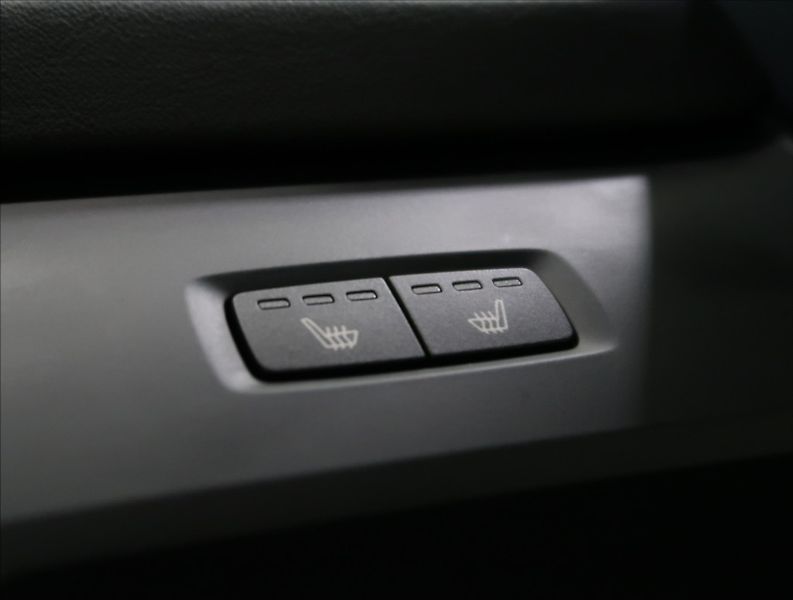 Volvo XC60 2,0 B4 AWD PLUS DARK 1. MAJ ČR - fotka 47 z 55