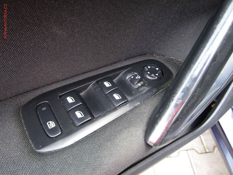 Peugeot 308 (2015) 2.0 HDi, servis.kniha, LED - fotka 11 z 19