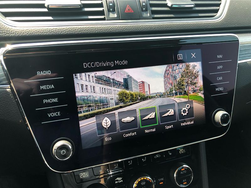 Škoda Superb COMBI 2.0 TSi DSG 7st. STYLE - fotka 19 z 30