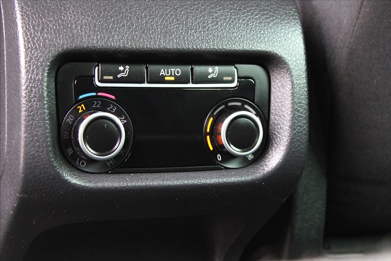 Volkswagen Sharan 2,0 TDI  AUTOMAT,7 MÍST - fotka 21 z 26