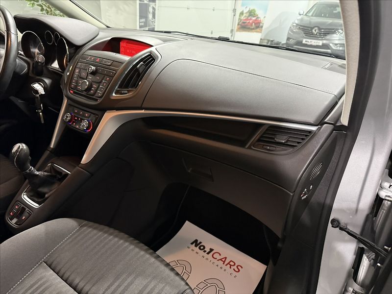 Opel Zafira 1,4   TURBO COSMO VÝHŘEV TZ - fotka 21 z 49