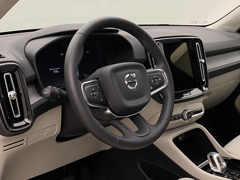Volvo XC40 B4 DARK ULTRA AUT CZ - fotka 19 z 59