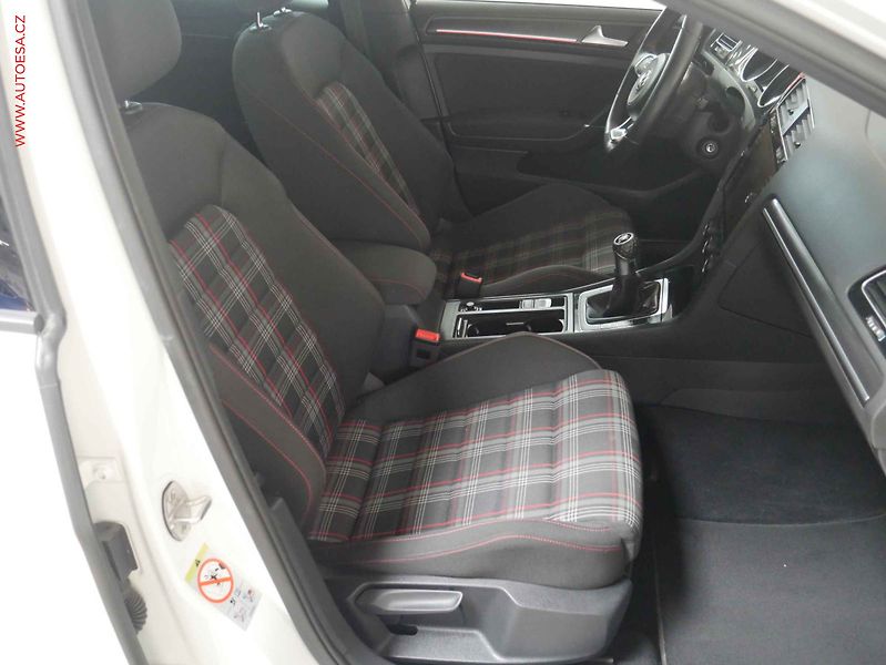 Volkswagen Golf (2017) 2.0 TSi, LED, park.čidla - fotka 12 z 20