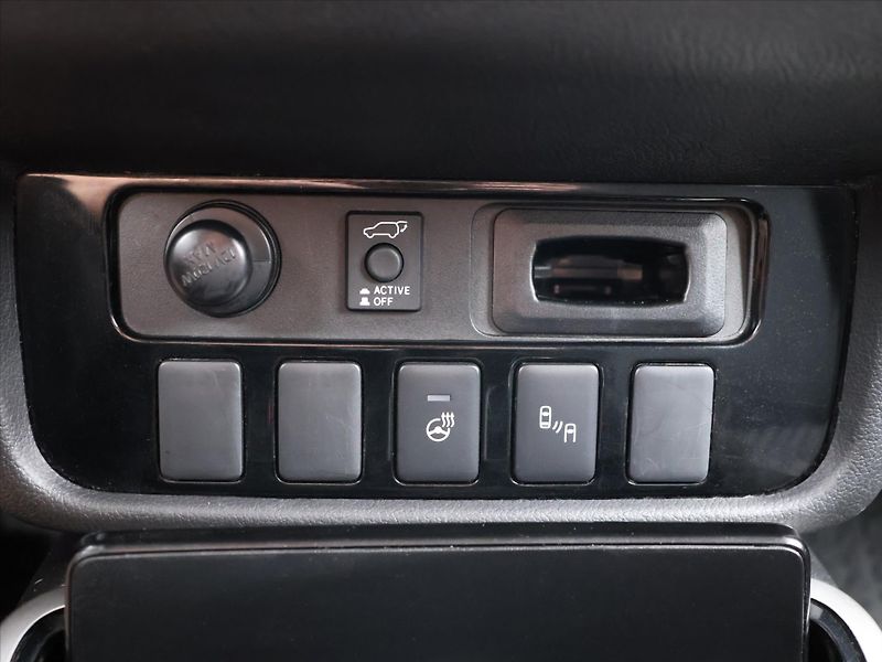 Mitsubishi Outlander 2,0 MIVEC 110kW Intense 4WD - fotka 24 z 34