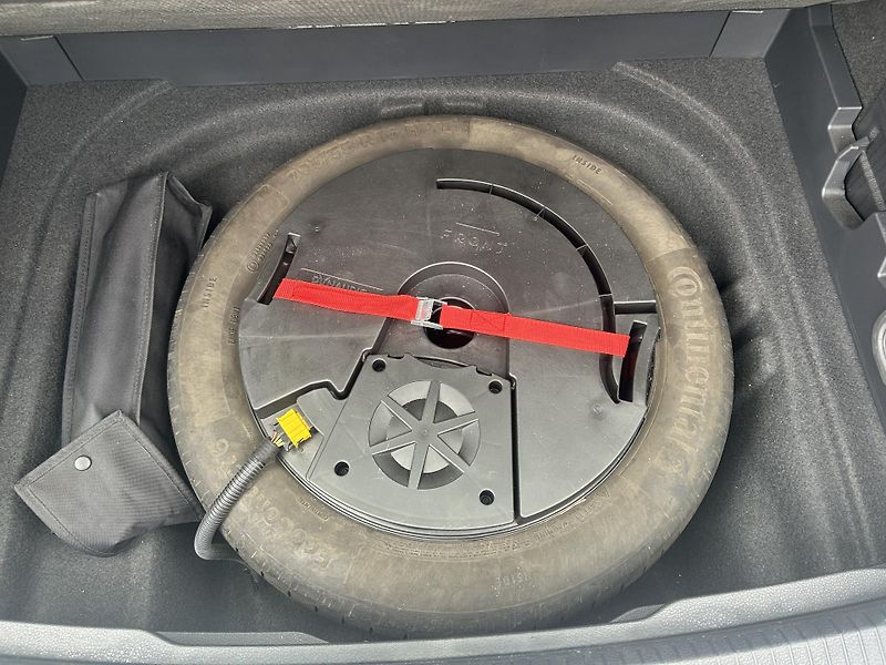 Volkswagen Golf Variant 2,0TDi Highline NAVI LEDMATRIX - fotka 45 z 69