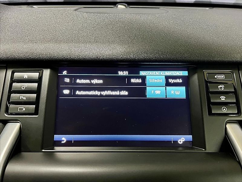 Land Rover Discovery TD4 180k 4WD, KAMERA, NAVI, 7S - fotka 16 z 24