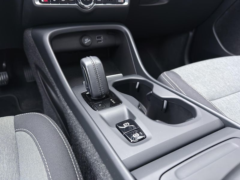 Volvo XC40 T2 FWD // CORE // PANORAMA - fotka 19 z 30
