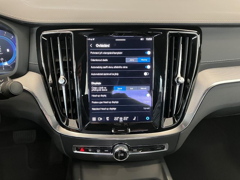 Volvo S60 B5 AWD Ultimate Dark-REZERVACE - fotka 33 z 42