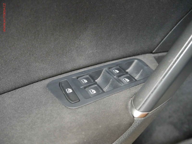 Volkswagen Golf (2018) 1.0 TSi, 1.maj,ČR, autoAC - fotka 15 z 16