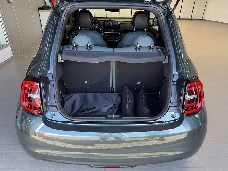 Fiat 500e (2025) Giorgio Armani Hatchback 42 kW - fotka 27 z 29