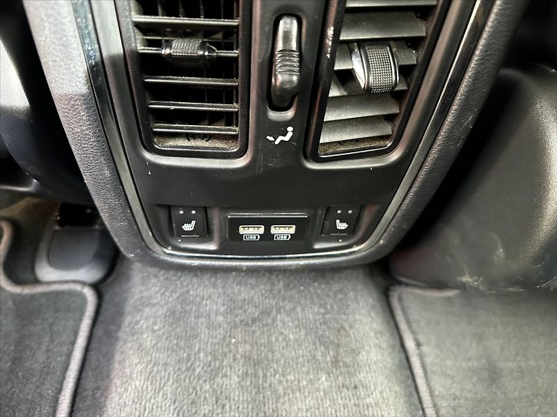 Jeep Grand Cherokee 3,0 184kW Overland 4x4 - fotka 18 z 45