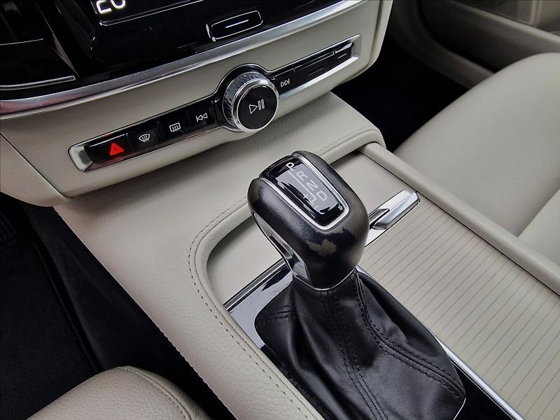 Volvo V90 2.0 D4 Momentum Pro,ČR,1.Maj. - fotka 37 z 50