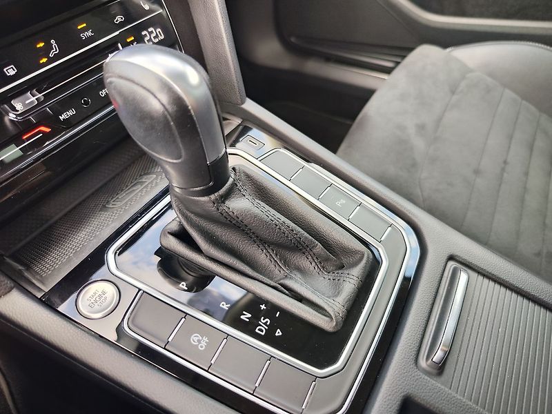 Volkswagen Passat 2.0 TDI/110kW Elegance DSG - fotka 27 z 37