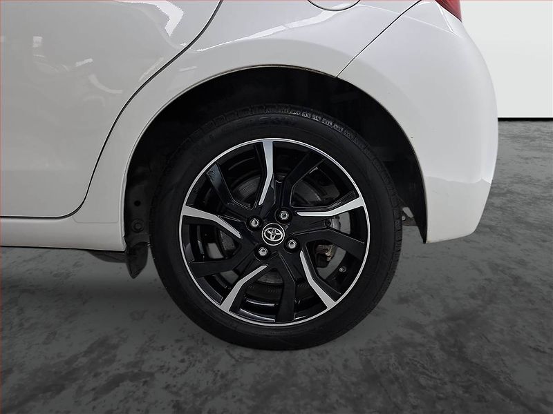 Toyota Yaris (2016) 1.5 Hybrid, Automat, ČR,1.maj - fotka 15 z 20