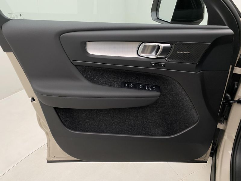 Volvo XC40 (2026) B3 AUT DARK ULTRA  - fotka 7 z 63