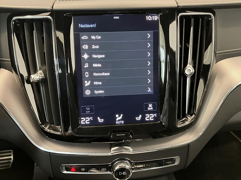 Volvo XC60 B4 AWD R-Design AT8, ČR - fotka 41 z 50