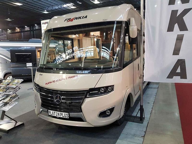 Jeden z nejhezčích vozů na výstavě si hned našel svého majitele. Na modelu Dethleffs Globetrotter XLi 7850-2 s nápadným lakem za čtyři miliony korun byla přilepena cedulka „prodáno“.