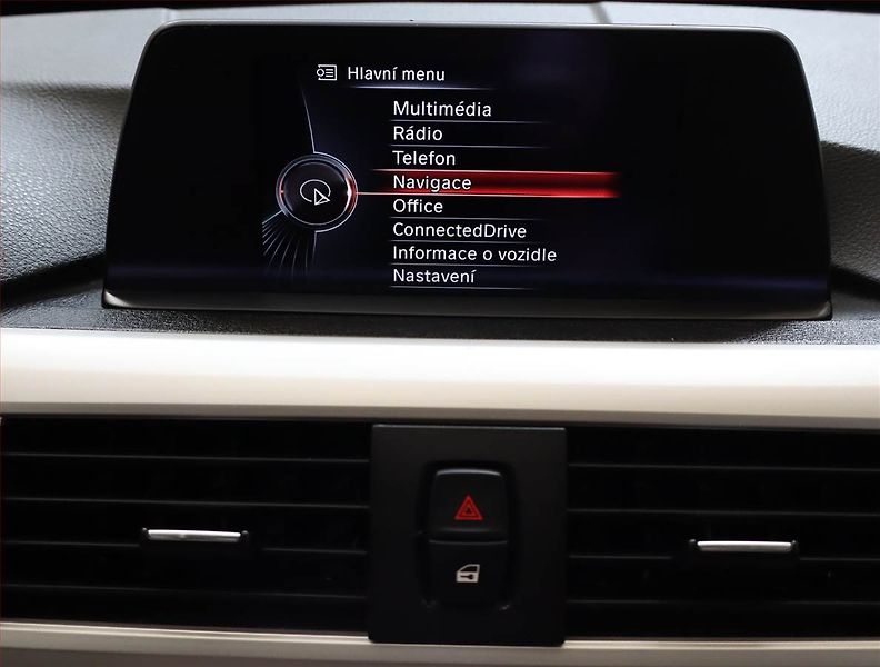 BMW Řada 3 (2014) 316 d, Tempomat - fotka 16 z 23