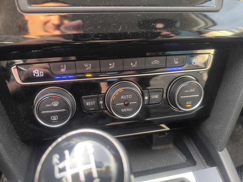 Volkswagen Passat 2.0TDI,95TKM,MAX VÝBAVA,MASÁŽE - fotka 10 z 23