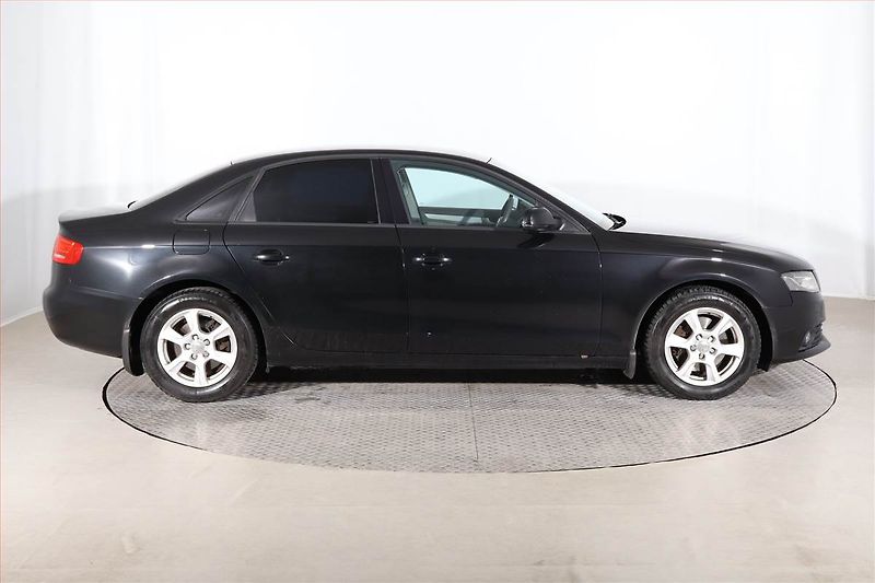 Audi A4 (2010) 2.0 TDI, Automat, Xenony - fotka 6 z 23