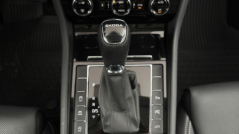Škoda Superb 2.0 TSI DSG L&K - fotka 28 z 34