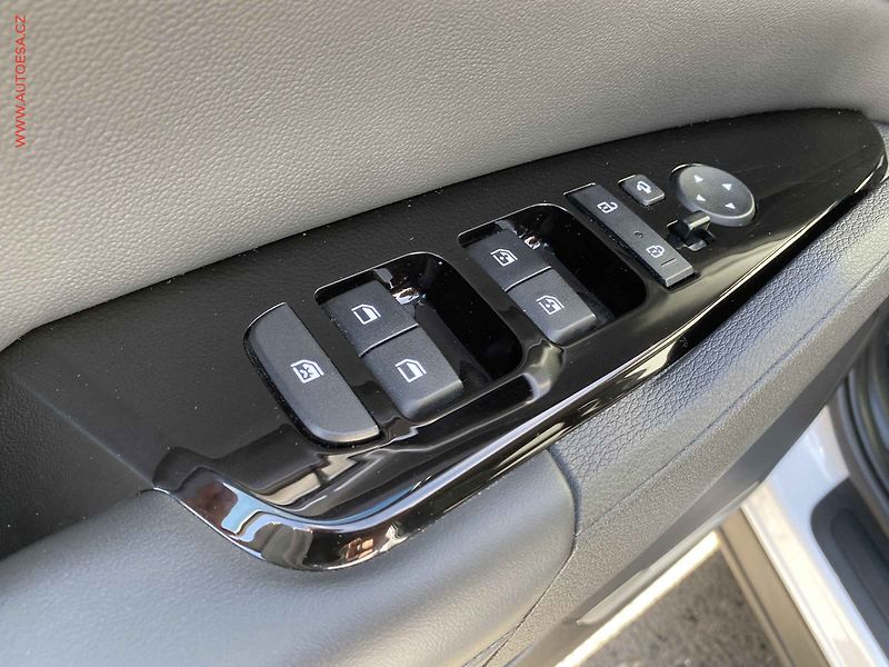 Kia Sportage (2023) 1.6 TGDi, 2.maj,ČR, TOP, AT - fotka 13 z 22