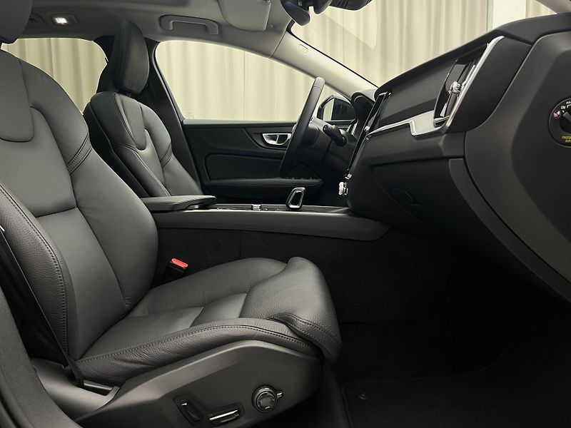 Volvo V60 B4 PLUS DARK AUT 1.maj. - fotka 20 z 45