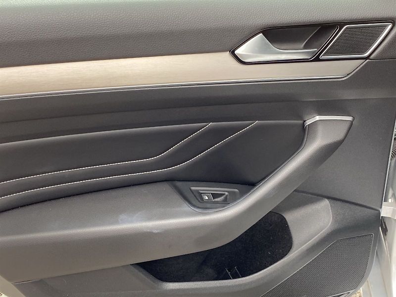 Volkswagen Passat (2020) Variant 2.0 TDI DSG 4Motion - fotka 25 z 34