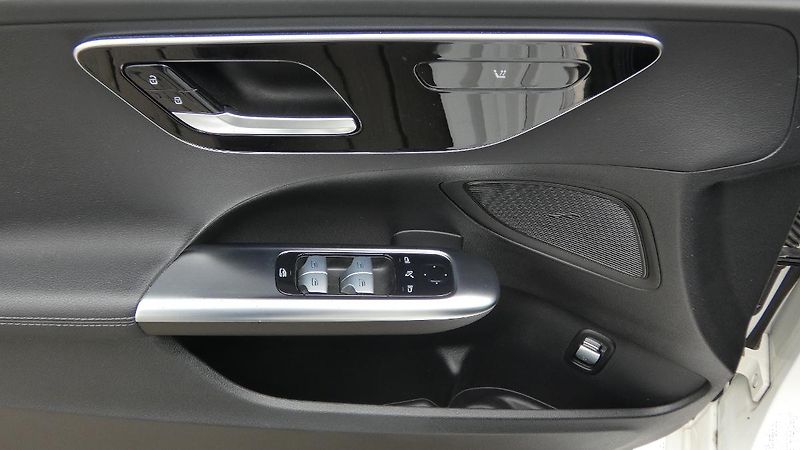 Mercedes-Benz Třídy C Sedan 300 4MATIC - fotka 9 z 23