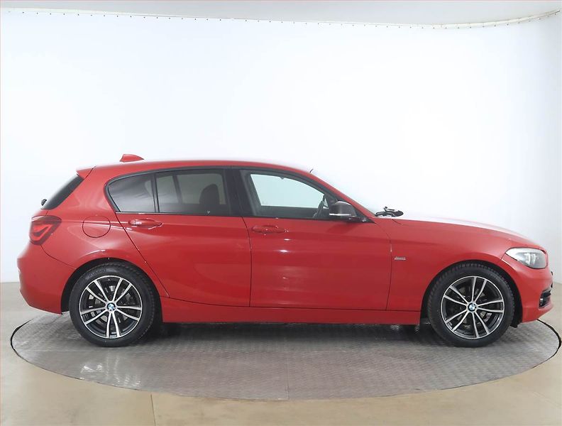 BMW Řada 1 (2017) Sport Line 118i, Automat - fotka 6 z 19
